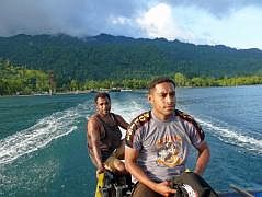 berfahrt von Korido zur Insel Rani: Unser freundlicher Bewacher