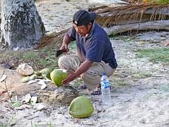Insel Rani: Leo prpariert Kokosnsse frs Frhstck