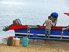 Unser Boot ldt den Benzinvorrat