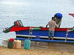 Unser Boot ldt den Benzinvorrat