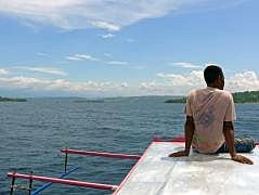 Die Bucht von Manokwari ist in Sicht; ganz links sieht man ein Stck der Insel Mansiam - von hier ging die Missionierung Papuas aus