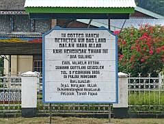 1855 landeten die deutschen Missionare Carl Wilhelm Ottow und Johann Gottlob Geiler auf der nahe gelegenen Insel Mansinam und begannen von hier aus, die Papua zu missionieren. Bei der Kirche Gereja Koawi wurde ihnen ein Monument errichtet.