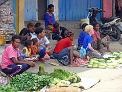 Hauptmarkt in Manokwari: Stnde vor der Markthalle