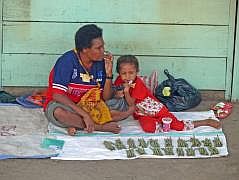 Hauptmarkt in Manokwari: Stnde vor der Markthalle