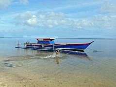 Numfor: Strand von Pomdori/Kameri - Das Boot des Camat