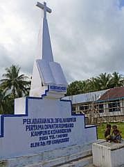 Numfor: Mit dem Boot um die ganze Insel - Rawar: Bibeldenkmal