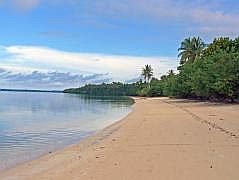 Numfor: Mit dem Boot um die ganze Insel - Strand von Manggari