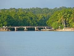 Numfor: Mit dem Boot um die ganze Insel - Brcke bei Kamiri