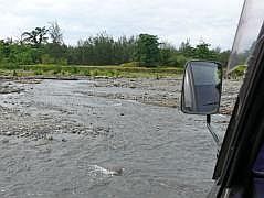 Kstenstrae nach Ransiki - Durchquerung eines Flusses