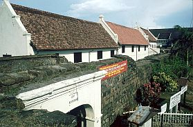 Fort Rotterdam: Eingang und Mauer