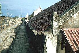 Fort Rotterdam: Mauer mit Wehrgang