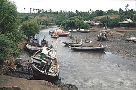 Kleiner Fluss-Hafen bei Jeneponto