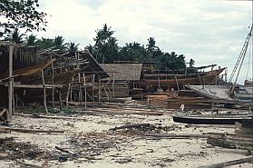 Tanaberu: Pinisi-Bau am Strand