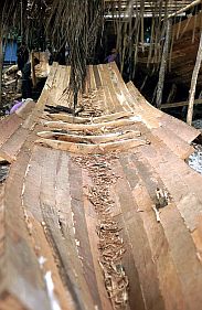 Schiffbau nach alter Tradition: Zusammenfgen der Planken