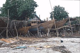 Tanaberu: Pinisi-Bau am Strand