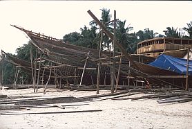 Tanaberu: Pinisi-Bau am Strand