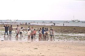 Strand mit Kindern in Tanaberu