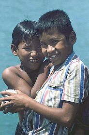 Kinder im Hafen Kajang