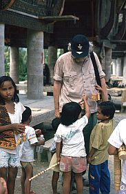 Palawa: Kinder verkaufen Selbstgebasteltes an Touristen