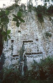 Felswand mit Grbern und Tau Taus in Suaya