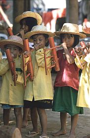 Sangalla: Kinder mit Bambusflten
