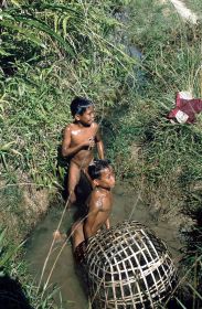 2 Jungen beim Fischen im Wassergraben