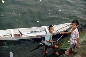 Zwei Jungen mit Thunfisch im Boot