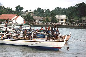 Majene: Ein Fischerboot kommt zurck