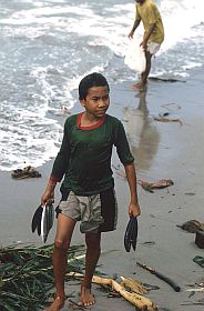 Majene: Ein Junge mit seinem Lohn frs Helfen