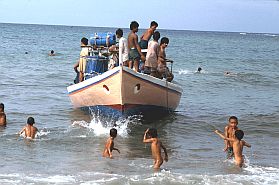 Majene: Ein Fischerboot kommt zurck