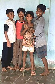 Kinder in Tampo