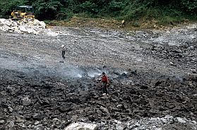 Asphalt-Grube bei Pasarwajo nach der Sprengung
