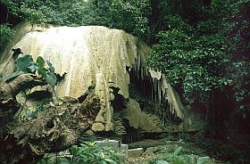 Tirta Rimba Wasserfall, versintert