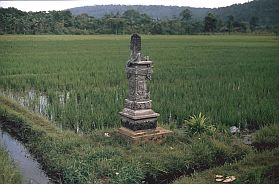 Balinesische Opferstelle im Feld