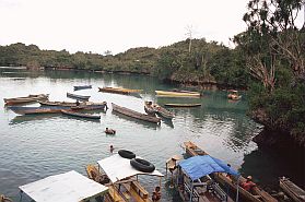 Boote auf der Lagune Danau Napapale