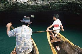 Lagune Danau Napapale: Mit dem Boot durch die Hhle