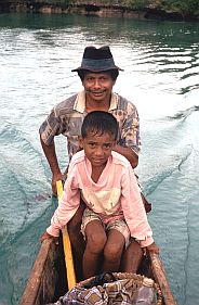 Lagune Danau Napapale: Bootsfhrer mit Sohn
