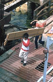 Bootsanleger Torobulu: Kinderarbeit