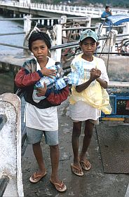 Zwei Jungen verkaufen Trinkwasser