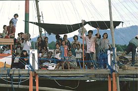 Palopo: Besatzung einer Fischfangplattform