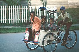 Palopo: Kinder in einer Fahrradrikscha