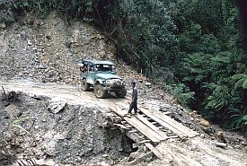 Jeep ins Bada-Valley: Brckenbau
