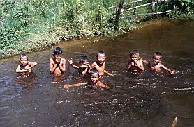 Kinder baden im Bewsserungsgraben