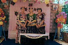 3 Frauen in traditioneller Festkleidung