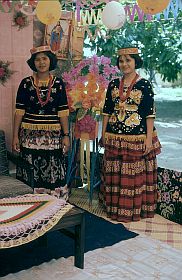Frauen in traditioneller Festkleidung