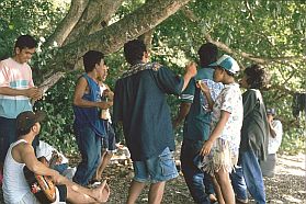 Tanjung Api: Feiernde Studenten