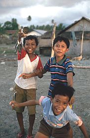 Ampana: Kinder mit Fischen