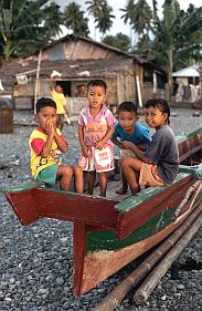 Ampana: Kinder im Boot