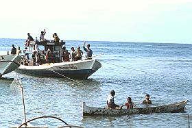 Ampibabo: Ein Fischerboot kehrt zurck