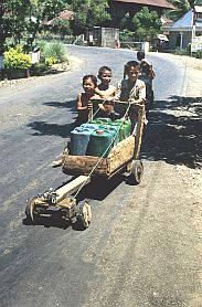 Bei Kotamubagu: Kinder holen mit ihren selbstgebauten 'Autos' Wasser